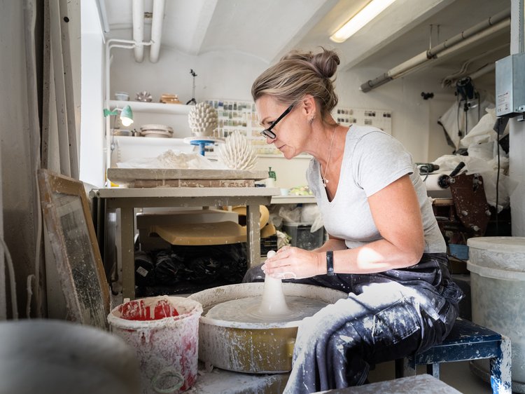 Eva Zethraeus är keramiker och finns representerad bland annat på National- museum i Stockholm. Hon tog för några år sedan beslutet att jobba heltid med sin konst.