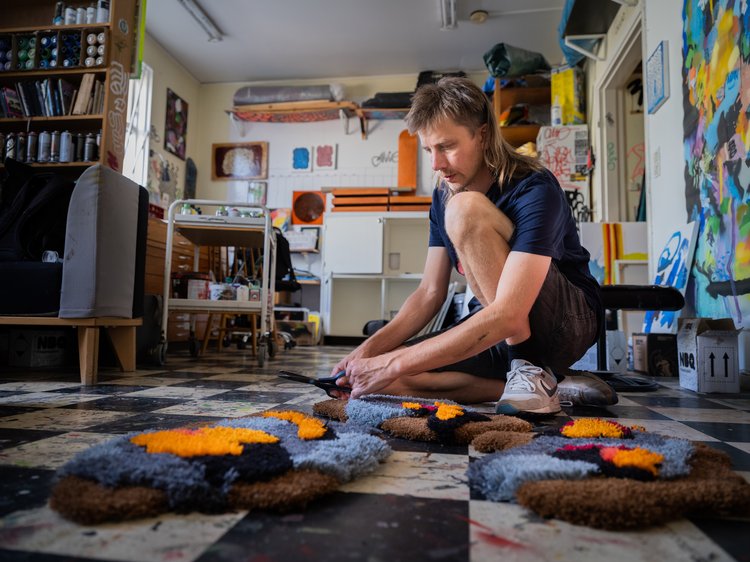 Konstnären Jonathan ”Ollio” Josefsson, kombinerar i sina verk tuftade mattor med målningar i akryl, tusch och sprayfärg. Har haft ateljé på Konstepidemin i tio år.