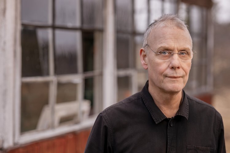 Nils Claesson är konstnär och filmare. Konstnärlig doktor i performativ konst och lärare på Stockholms konstnärliga högskola.